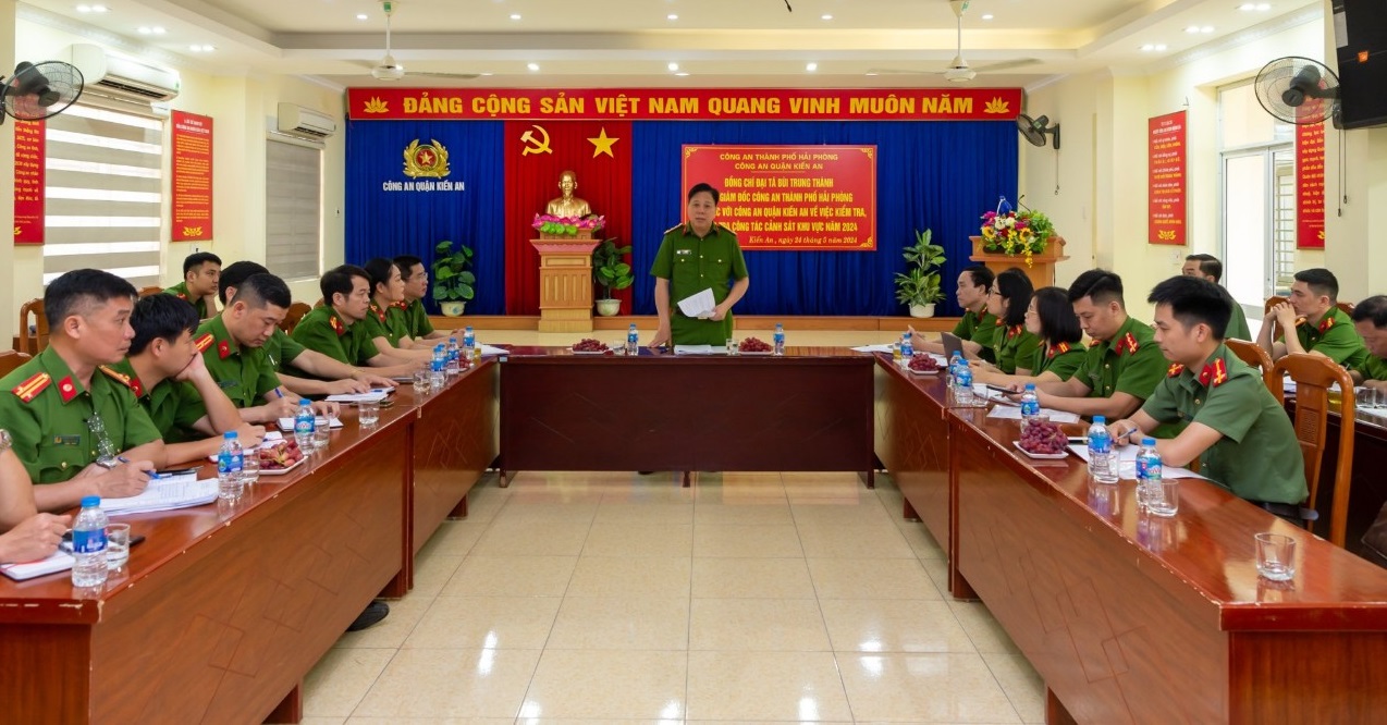 Đại tá Bùi Trung Thành - Phó Giám đốc CATP, kiểm tra, phúc tra Cảnh sát khu vực Công an quận Kiến An